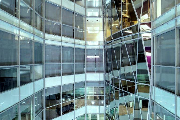 атриум внутри здания 4 Winds Plaza